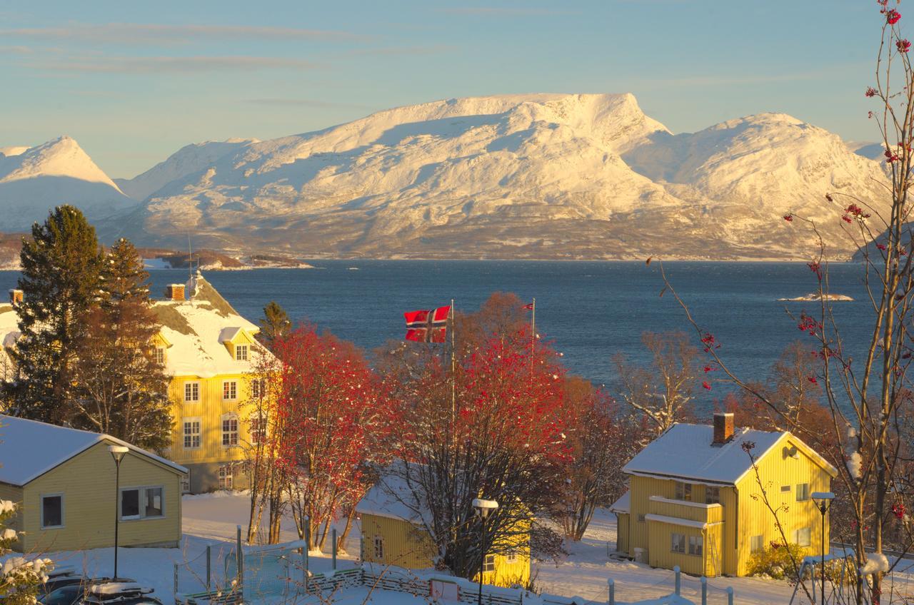 Hotel Solhov, Castle Of The Lyngen Alps Lyngseidet Exterior foto