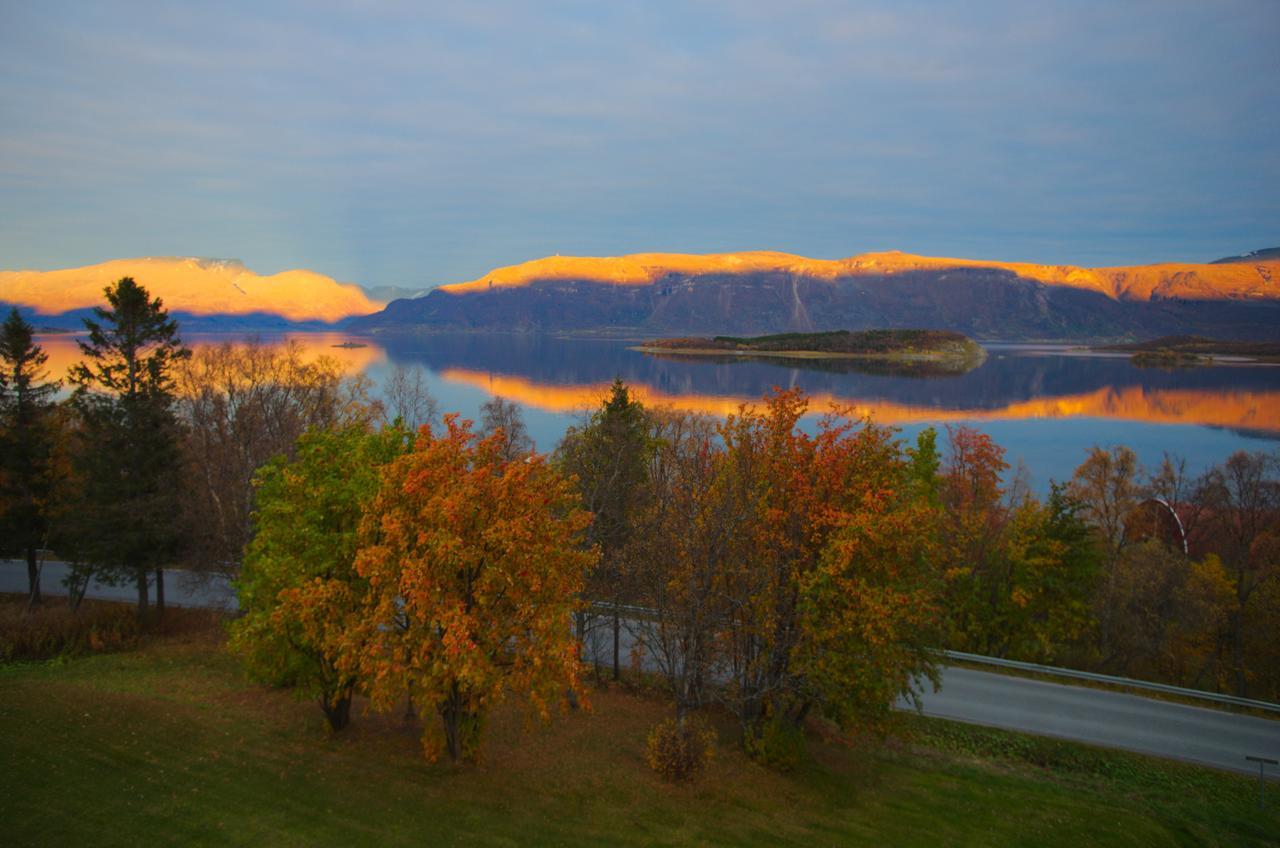 Hotel Solhov, Castle Of The Lyngen Alps Lyngseidet Exterior foto